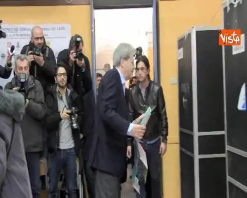 Gentiloni vota e si rivolge alla stampa: ''Auguri a tutti, buona giornata''