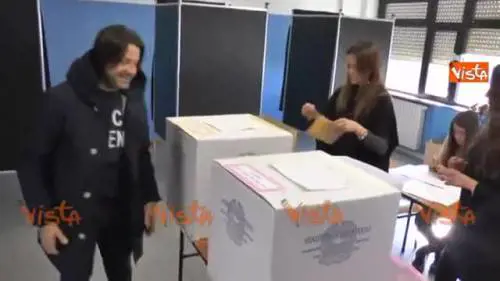 M5s, Caiata, candidato indagato, vota e scherza con scrutatrici ero indeciso