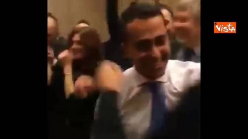 L'abbraccio tra Di Maio e Di Battista