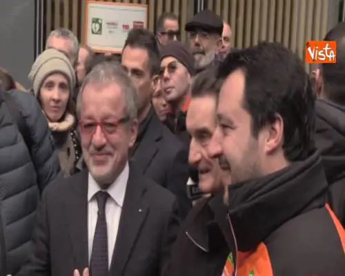 Salvini, Maroni e Fontana arrivano in Regione e scherzano: "Siamo tutti milanisti"