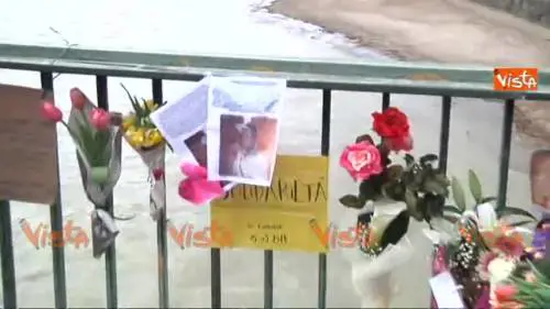 Senegalese ucciso: fiori e biglietti in suo ricordo