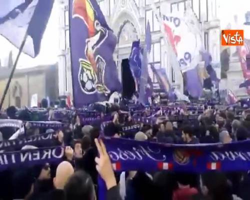 Funerale Astori, cori, sciarpe e bandiere accompagnano l'uscita del feretro dalla chiesa 