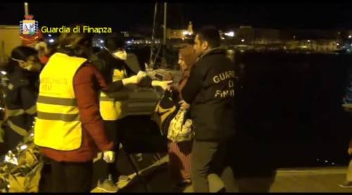 Continuano gli sbarchi: a Brindisi i migranti arrivano col veliero