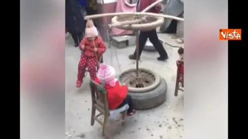 La giostra fatta in casa e' la passione qui questi tre bambini