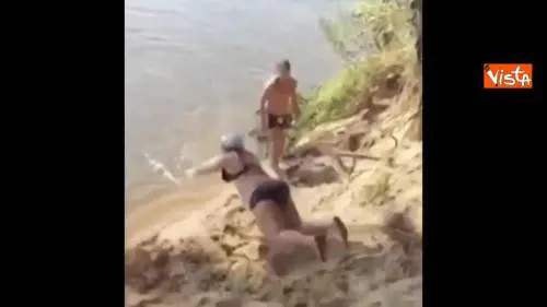 La signora prova il tuffo alla Tarzan ma il risultato non è dei migliori