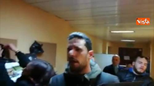 Inchiesta rifiuti, manifestanti consegnano sacchetti con volto De Luca a sede SMA Campania