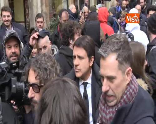 Dai finti Renzi e Agnese alle "preghiere" di Lucci: i siparietti davanti la sede del Pd