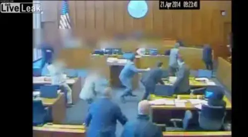 Si scaglia contro un testimone e viene freddato dagli agenti