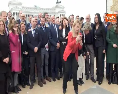 Foto di gruppo per Meloni e i neo eletti di FdI con sfondo Vittoriano