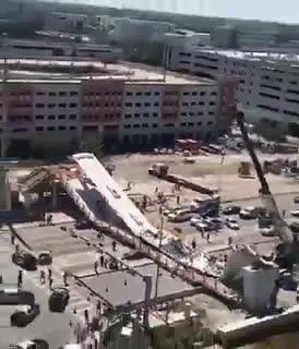 Miami, ponte crolla su una strada trafficata