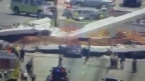 Le immagini subito dopo il crollo del ponte di Miami