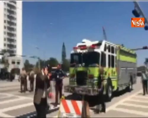 Ponte pedonale crolla e schiaccia alcune auto a Miami