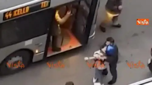 Non si ferma all'alt, il carabiniere spara e colpisce una passante, attimi di paura a Roma