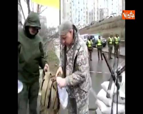 Elezioni Russia, nazionalisti ucraini bloccano l'accesso all'ambasciata russa in Ucraina per votare