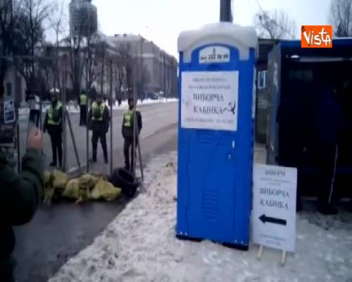 Elezioni Russia, cabina elettorale dentro un bagno chimico per far votare i russi in Ucraina