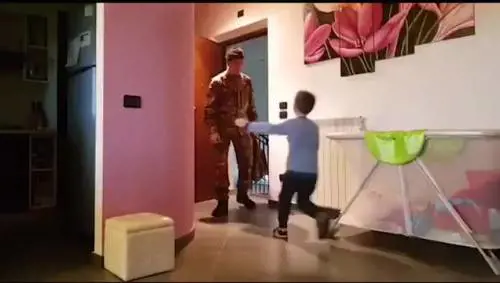 Gli auguri ai papà dell'Esercito: "Gli eroi grandi dei nostri figli"