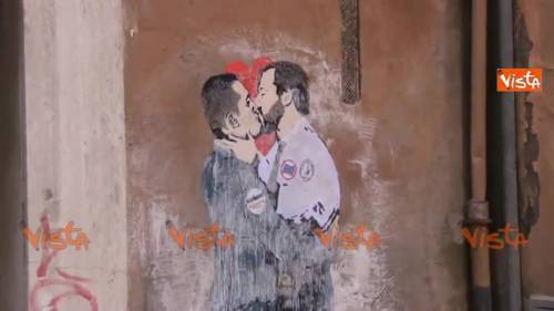 Salvini bacia Di Maio: spunta il murale vicino al Parlamento