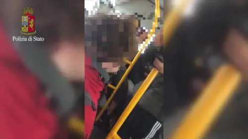 Pugni, sputi e insulti su 17enne  Video incastra i tre nordafricani