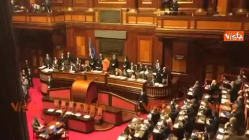 Gli applausi di Renzi durante il discorso al Senato