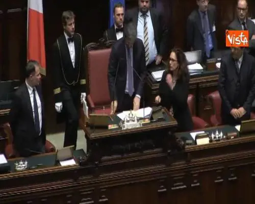 Boldrini sale su scranno presidenza per fare i complimenti al suo successore Fico