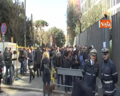 Addio Fabrizio, Vincenzo, il telespettatore in fila dalle 6 per dare l'ultimo saluto a Frizzi