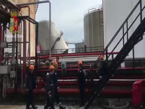 Livorno, esplosione nel porto: le immagini dei soccorsi
