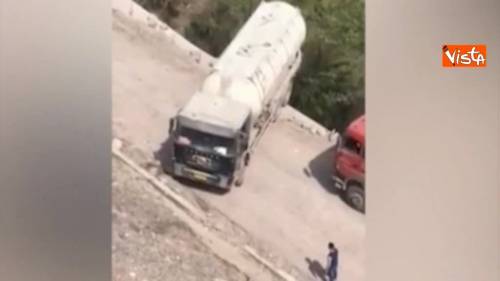 La manovra impossibile, il camion fa inversione sul bordo di un burrone in Cina