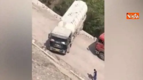 La manovra impossibile, il camion fa inversione sul bordo di un burrone in Cina
