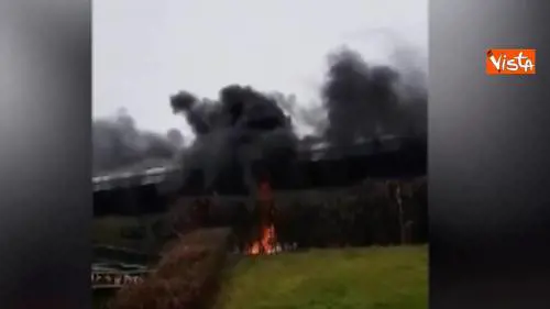 A fuoco un bus all'esterno dell'aeroporto Stansted a Londra, voli in ritardo e caos tra i passeggeri