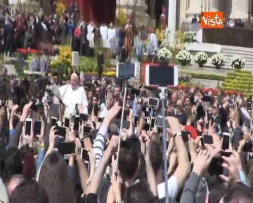 Papa Francesco sulla 'papamobile' tra la folla in piazza San Pietro 