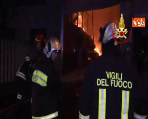 Incendio a San Donato Milanese. Le immagini dell’intervento nella fabbrica 