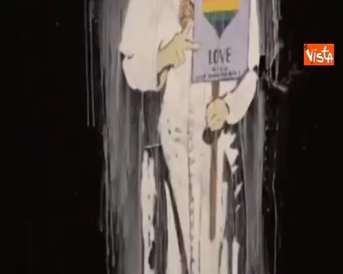 Papa Francesco testimonial del Gay Pride: l'ironia nel murale di tvboy