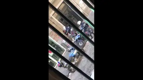 Napoli, schiaffi e offese dai poliziotti