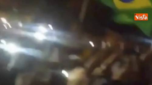 Lula arrestato in Brasile, migliaia di cittadini festeggiano fuori dal carcere di Curitiba
