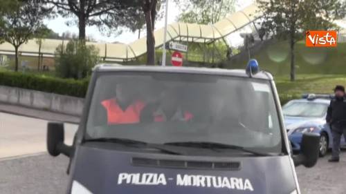 Napoli, la polizia mortuaria porta via il cadavere dal campus