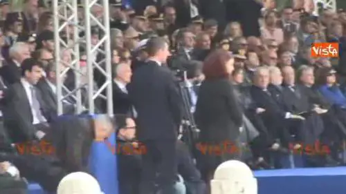 Poliziotta sviene, Fico la soccorre