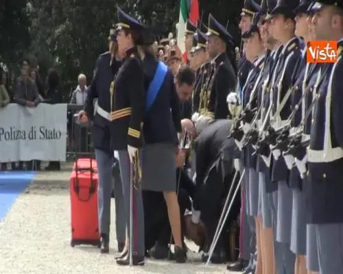 Poliziotta sviene a Festa della Polizia, Fico le corre incontro e Minniti ferma il discorso