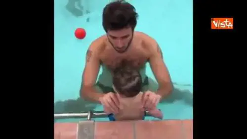 Di Battista insegna a nuotare al figlio in piscina
