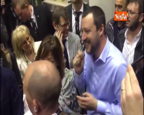 Salvini scherza al Vinitaly: "Se faccio un assaggio per padiglione esco in condizioni disperate"