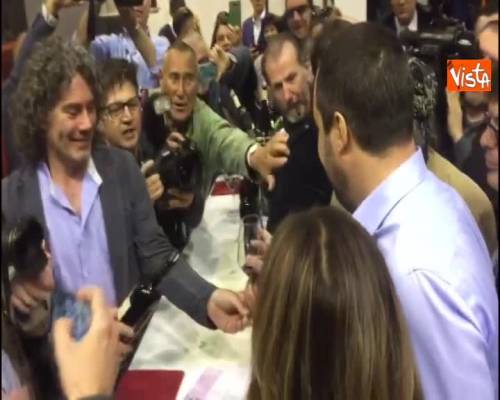 I fotografi rovesciano il vino e Salvini li rimprovera: "L'educazione!"
