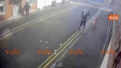 Gran Bretagna, ladri beffati dal vento: il bottino vola via