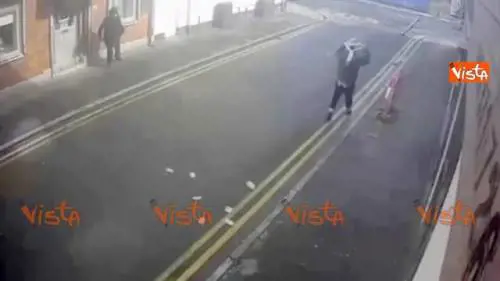 Gran Bretagna, ladri beffati dal vento: il bottino vola via