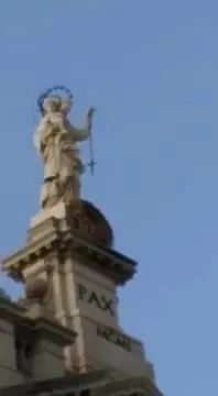 Pompei, il rosario si muove, i fedeli: "Un miracolo"