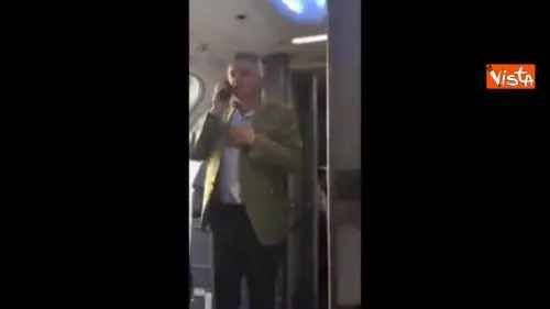 Il volo Ryanair è in ritardo, l'ad offre da bere a tutti i passeggeri