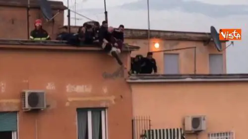 Tenta suicidio lanciandosi nel vuoto 26enne salvato in extremis da Polizia e Vigili del Fuoco a Roma