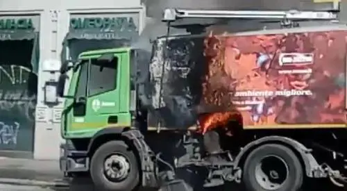 Milano, brucia camion dell'Amsa: l'arrivo dei vigili del fuoco