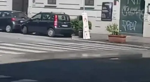 Milano, brucia camion dell'Amsa: l'arrivo dei vigili del fuoco