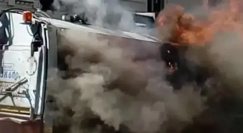 Milano, brucia camion dell'Amsa: le fiamme e il fumo nero