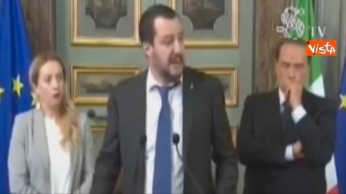 Consultazioni, Berlusconi imperturbabile chiude gli occhi e ascolta il discorso di Salvini
