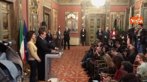 Consultazioni, Meloni tecnologica legge gli appunti dal telefono, gli altri usano i fogli
